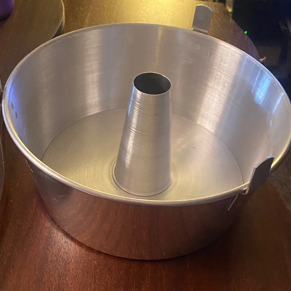 Like new, but vintage Simpson seers Limited, angel food cake pan 10”x4.5”